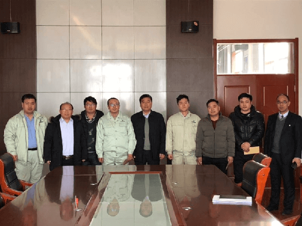 集團公司孔維國副總經(jīng)理來華浩軒看望慰問困難職工
