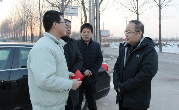 永壽縣縣委常委、副縣長屈春生春節(jié)前到華浩軒公司走訪慰問縣...